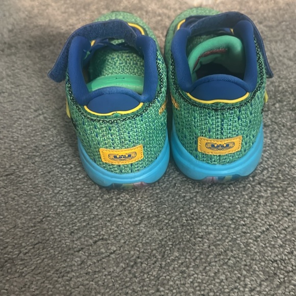 Kids LeBron - Picture 3 of 4